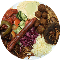 Assiette israélienne, falafels, chawarma, une kefta, une merguez